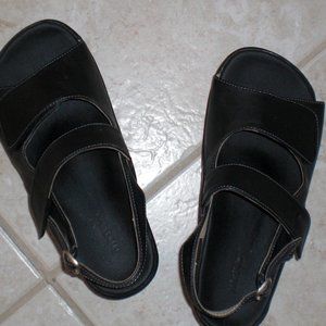 Beautiful, comfortable  black sandals (Akaishi)